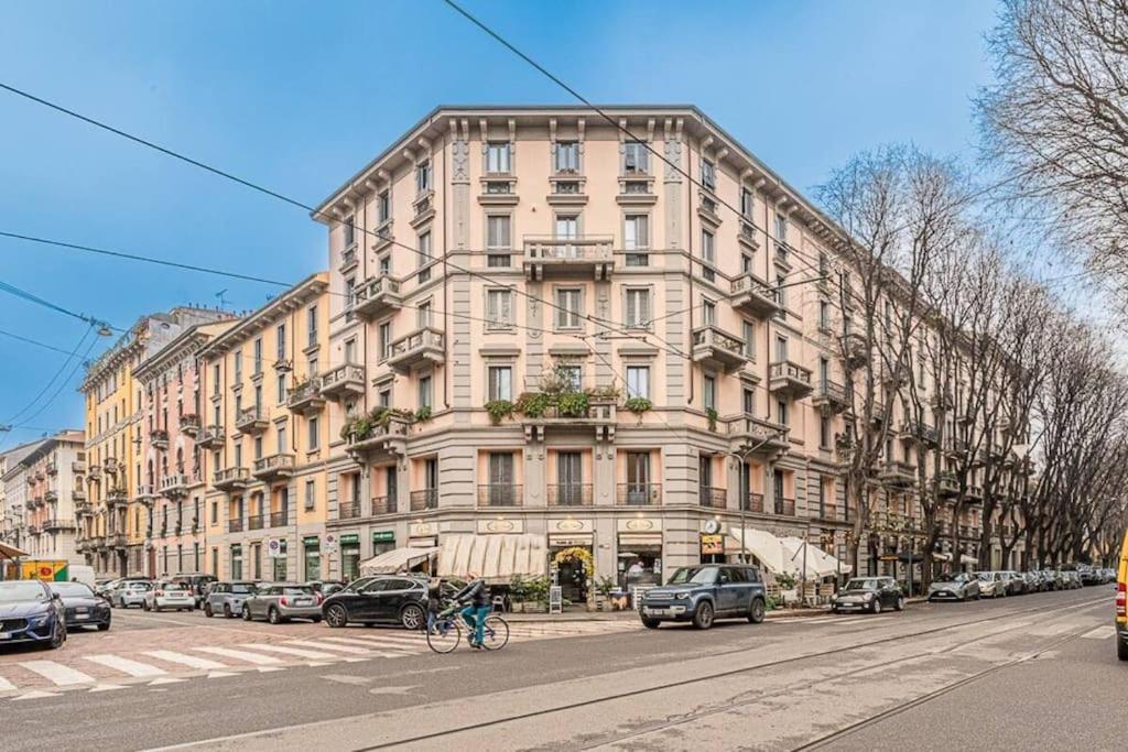 Elegante Appartamento In Centro Милан Экстерьер фото